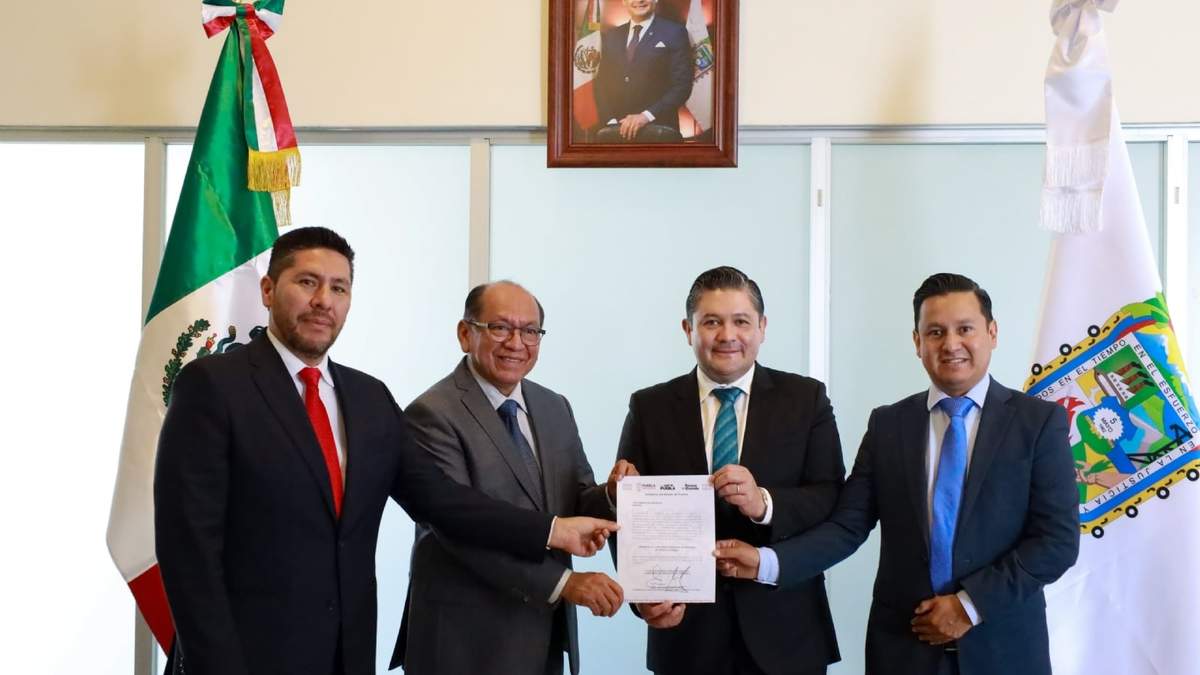 Juan Enrique Rivera Reyes, tercero de izquierda a derecha