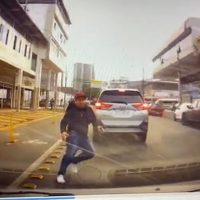 Auto embiste a ladrón que huía de su víctima en Ecuador (Video)