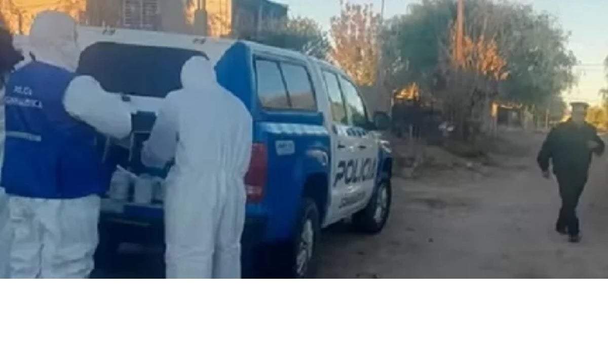 Personal de Criminalística frente a la vivienda de la víctima. Fuente (Centenario Digital)