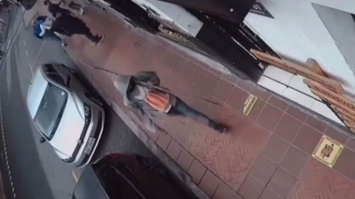 La agresión fue captada por una cámara de seguridad