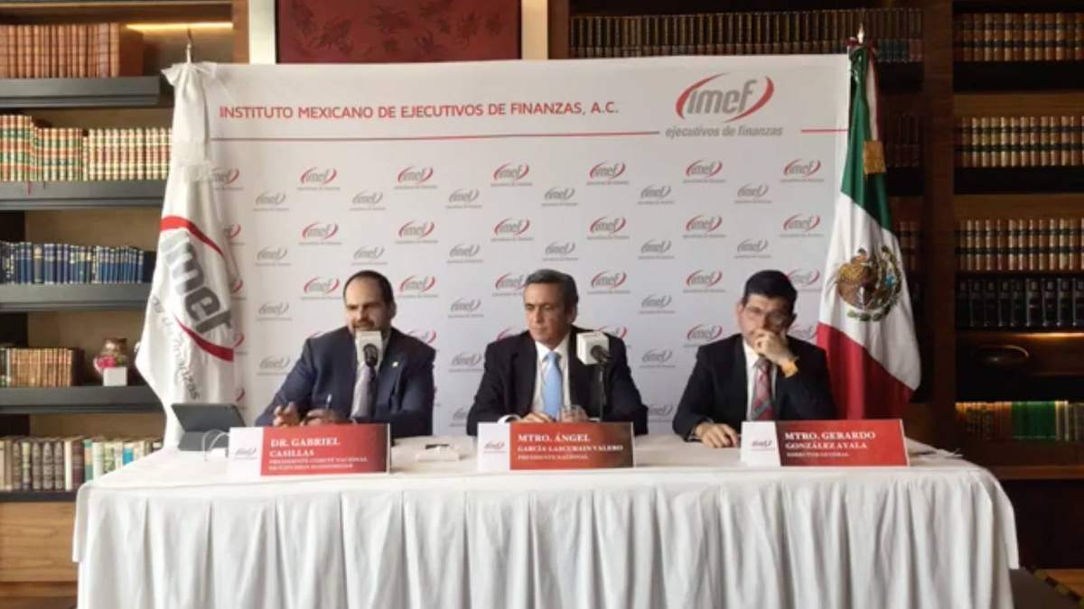 Al centro, Angel Garcia Lascurain Valero, presidente del Consejo Consultivo del IMEF