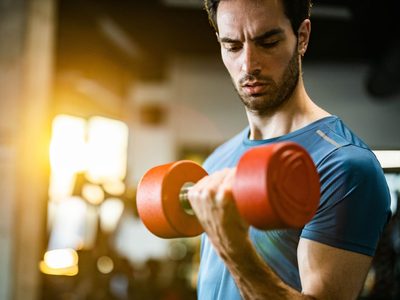 Sin necesidad de pagar un gym: los ejercicios que tenés que realizar en casa para tener unos bíceps de acero