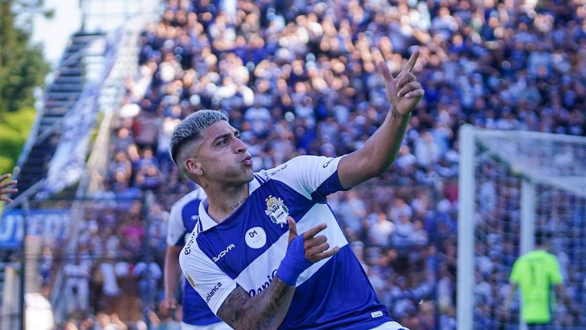 Marcelo Torres anotó el primero de Gimnasia en La Plata y lo festeja