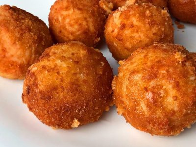 Si te sobró arroz, no lo tires: prepará estas crujientes bolitas rellenas de queso y calabresa