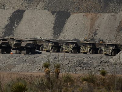 Grupo armado roba góndolas con mineral en Zacatecas