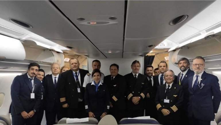 La tripulación que repatrió a los argentinos Fuente:(Twitter)