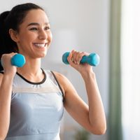 Sin necesidad de ir al gimnasio: los ejercicios que podés hacer en casa para tonificar y darle volumen a tus brazos