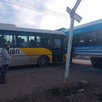 Un colectivo chocó con el Tren del Valle en Bouquet Roldán