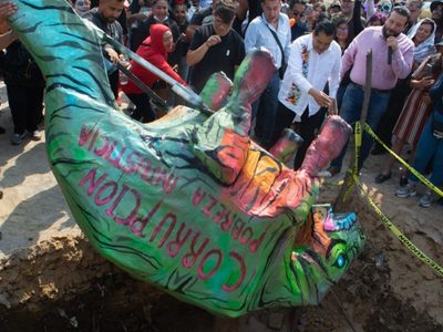 Sepultan a un “PRInosaurio” previo a la elección de gobernador en Edomex
