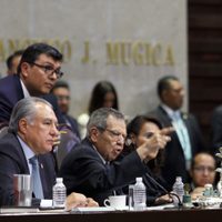 Renuncia Muñoz Ledo; frena crisis constitucional