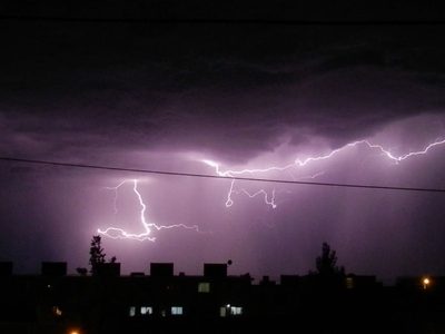 Rayos, cortes de luz y calles bajo agua: los videos más impactantes de la tormenta de Neuquén