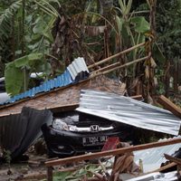 Mueren al menos 62 personas tras tsunami en Indonesia