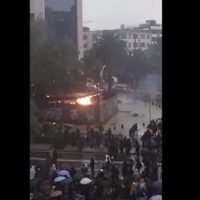Encapuchados lanzan explosivos al Sonora Grill durante la marcha por Ayotzinapa (Video)