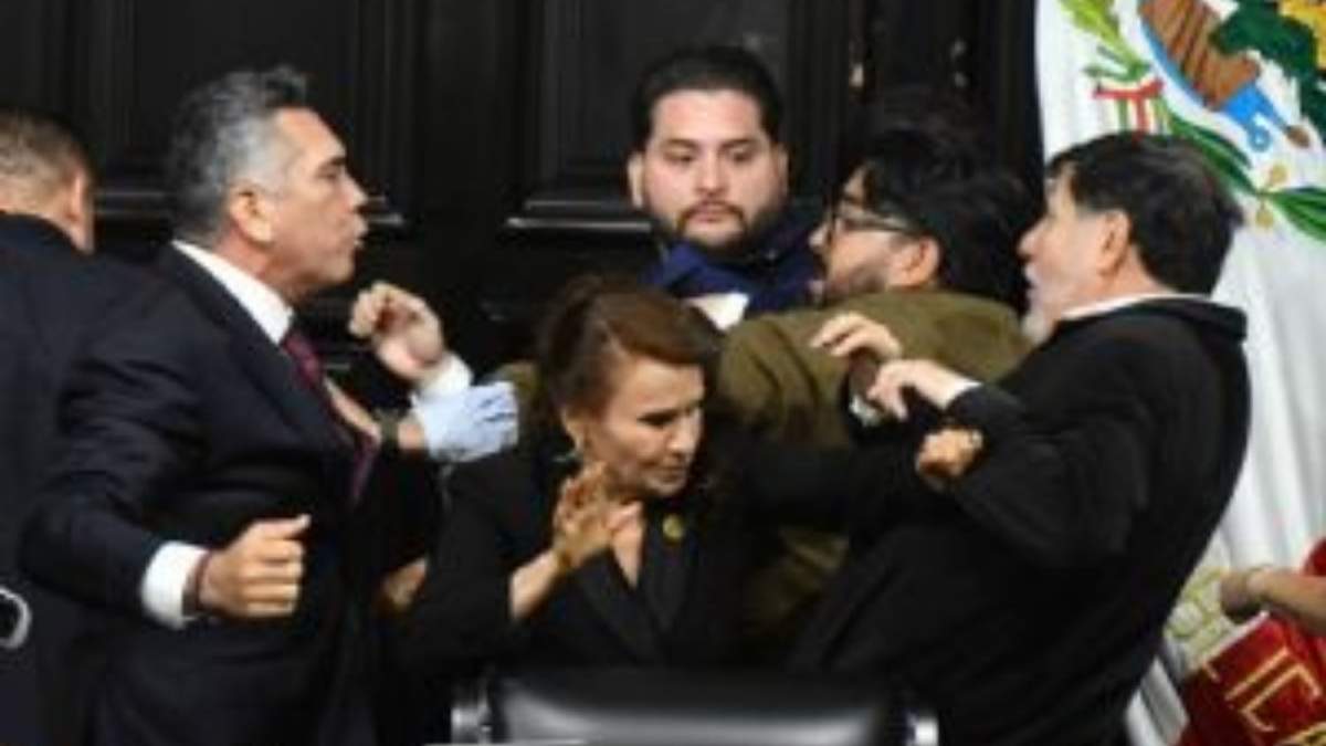 Conato de bronca entre Alejandro Moreno Cárdenas, y Gerardo Fernández Noroña, presidente de la mesa directiva, al finalizar la última sesión ordinaria de la Comisión Permanente