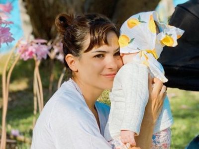 Repartiendo besos: Agustina Cherri capturó a Alba en medio de su ritual y nos volvió a enamorar
