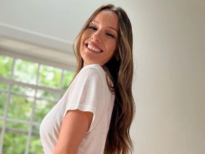 Pampita no le teme al blanco en otoño y deslumbra con un ítem de moda