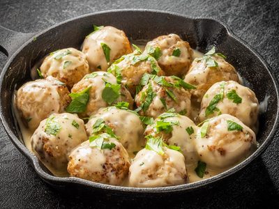 Si tenés una suprema de pollo en la heladera, hacé estas albóndigas con salsa cremosa: la receta fácil, rendidora y sabrosísima que te resuelve cualquier comida