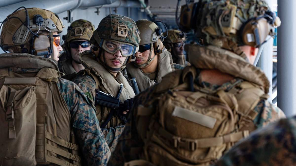 Militares a bordo del USS Tripoli llegando al Medio Oriente el 27 de marzo del 2026