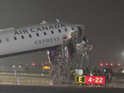 Un avión chocó con un camión en el aeropuerto de Nueva York