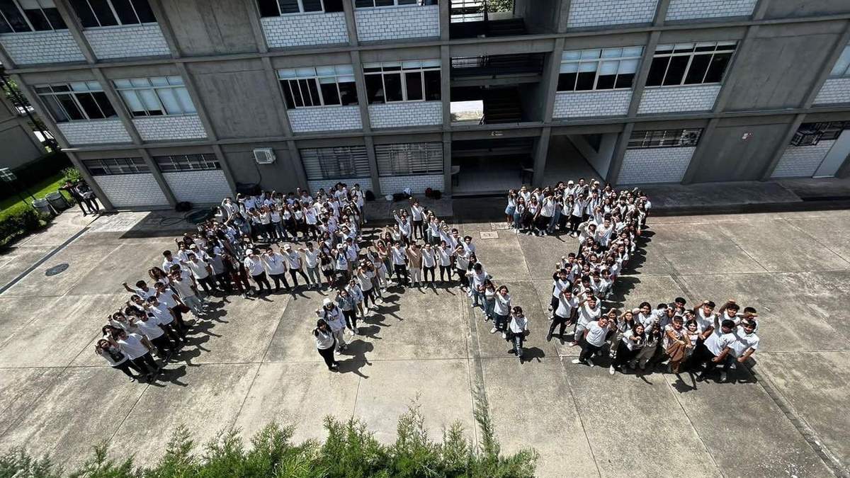 Integrantes de la comunidad formaron la palabra "Paz" durante la protesta de este lunes