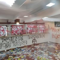 Encapuchados vandalizaron la secretaría de Turismo de El Bolsón