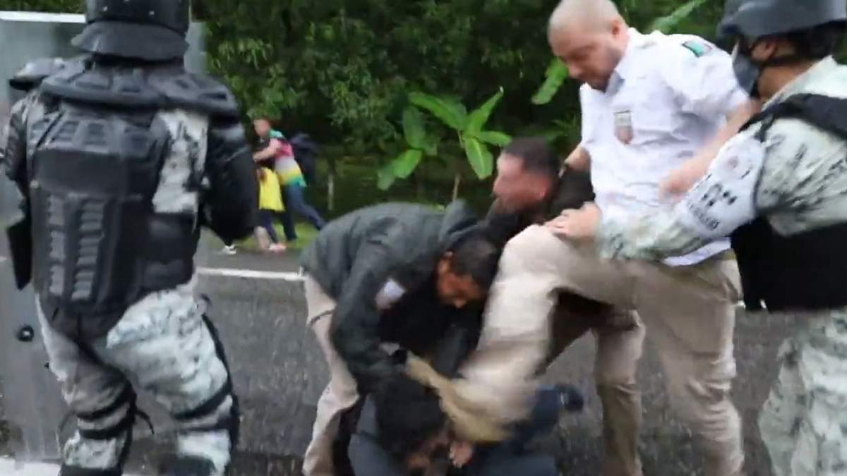 Un agente migratorio golpea a una persona en condición de movilidad