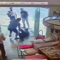 Sujeto golpea, tira al suelo y patea a una mujer policía (Video)