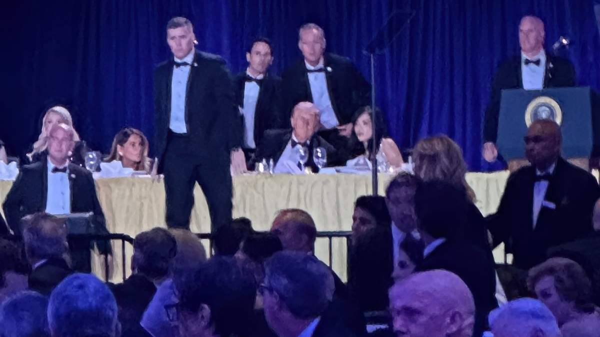 Agentes del Servicio Secreto rodean al presidente Donald Trump tras un tiroteo fuera del salón durante la Cena de Corresponsales de la Casa Blanca, el sábado 25 de abril de 2026, en Washington