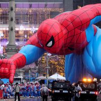 Globos, lluvia y 21 personas detenidas durante el Desfile del Día de Acción de Gracias de Macy's