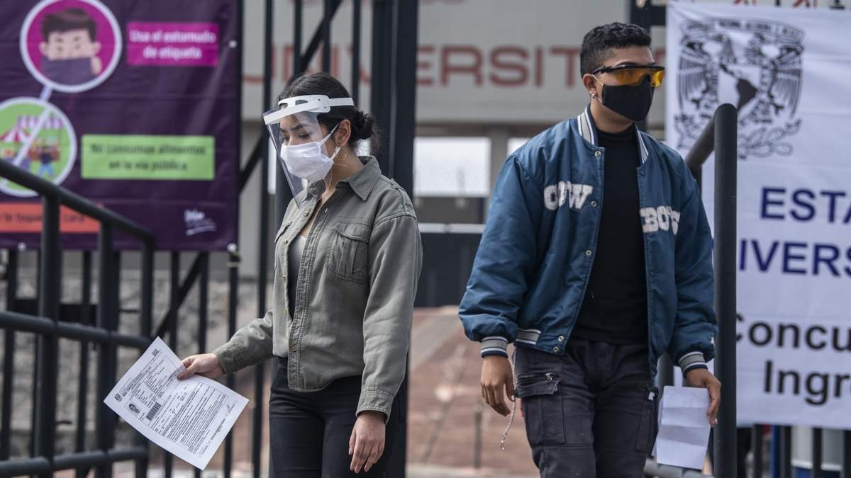 Aspirantes a la UNAM con cubrebocas