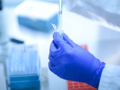 Italia alista acciones legales contra Pfizer y AstraZeneca por retraso en vacunas