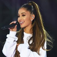 Ariana Grande derritió en los Grammy con la prenda interior más diminuta... ¡Reventaron los hilos!