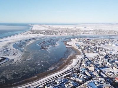 Por la ola polar, se congelaron las olas del mar en Tierra del Fuego