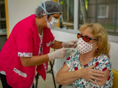 El ritmo de vacunación contra el coronavirus bajó en mayores de 60 años