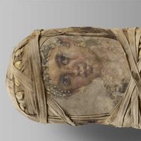 Insólito hallazgo debajo de los vendajes de una momia infantil de Egipto de hace unos 2 mil años