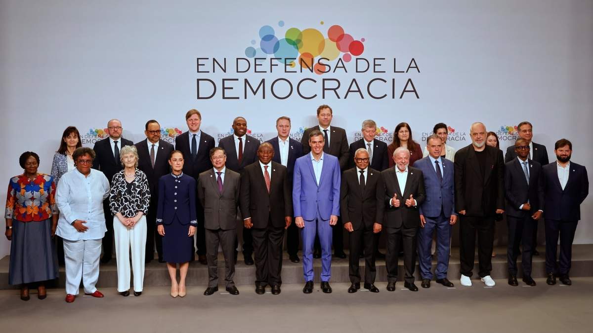 La fotografía oficial de los asistentes a la IV Reunión en Defensa de la Democracia
