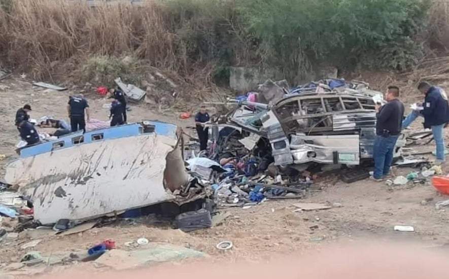 Autobús volcado en Nayarit