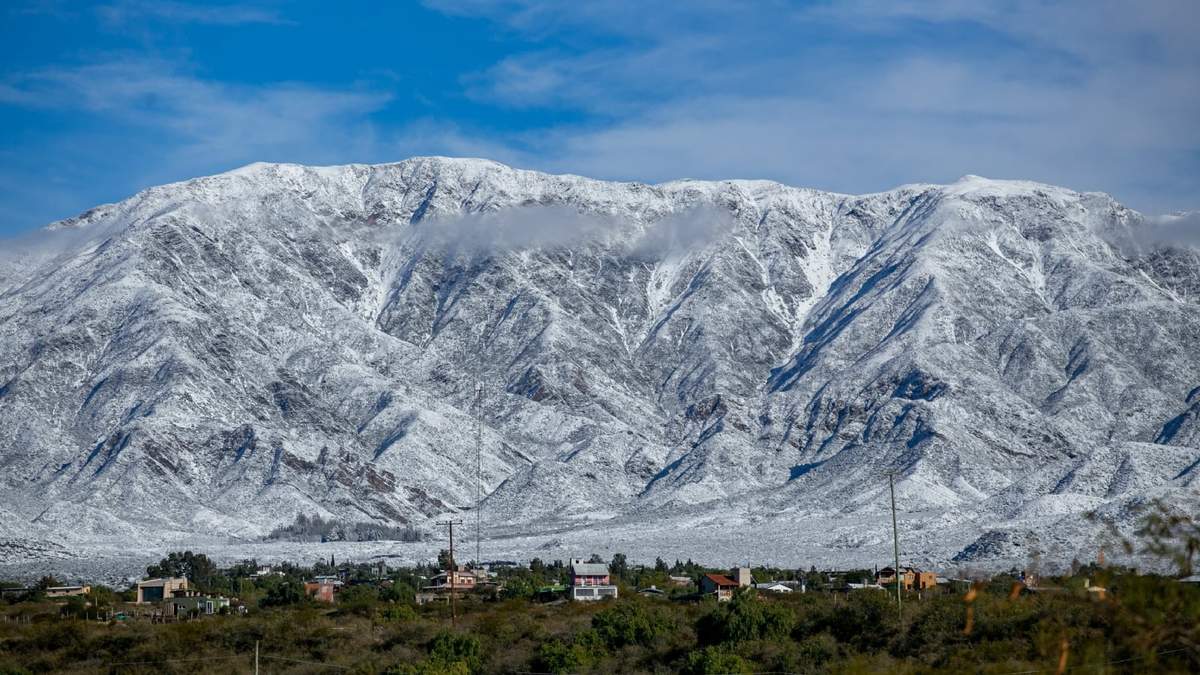 La nevada también cayó sobre Villa Pehuenia y Caviahue. Fuente: (Twitter)