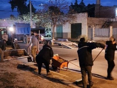 La municipalidad de Centenario finalizó la limpieza del líquido derramado en el pasaje Urquiza