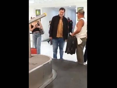 “¡Fuera!” le gritan a Noroña en el AICM por no traer cubrebocas; no es obligatorio en México, revira