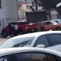 Intentó evitar secuestro de una mujer y lo asesinan en el estacionamiento de un supermercado (Video)