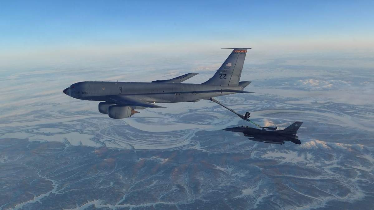 Imagen de archivo que muestra un caza F-16 del Comando de Defensa Aeroespacial de América del Norte reabasteciéndose de combustible desde un KC-135 Stratotanker