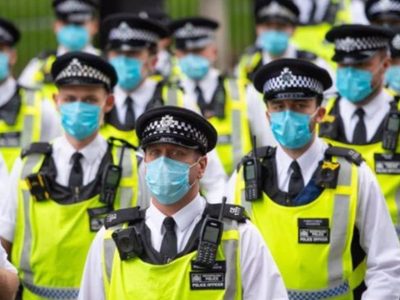 Antivacunas amenazan con enfrentarse a diputados británicos por sus "actos malvados"