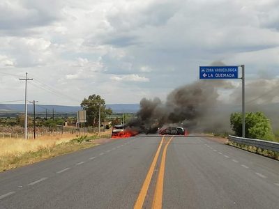 Bajan a conductores, queman sus vehículos y bloquean carretera en Zacatecas