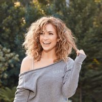 Al límite de la censura: Jennifer López lució un revelador traje de dos piezas