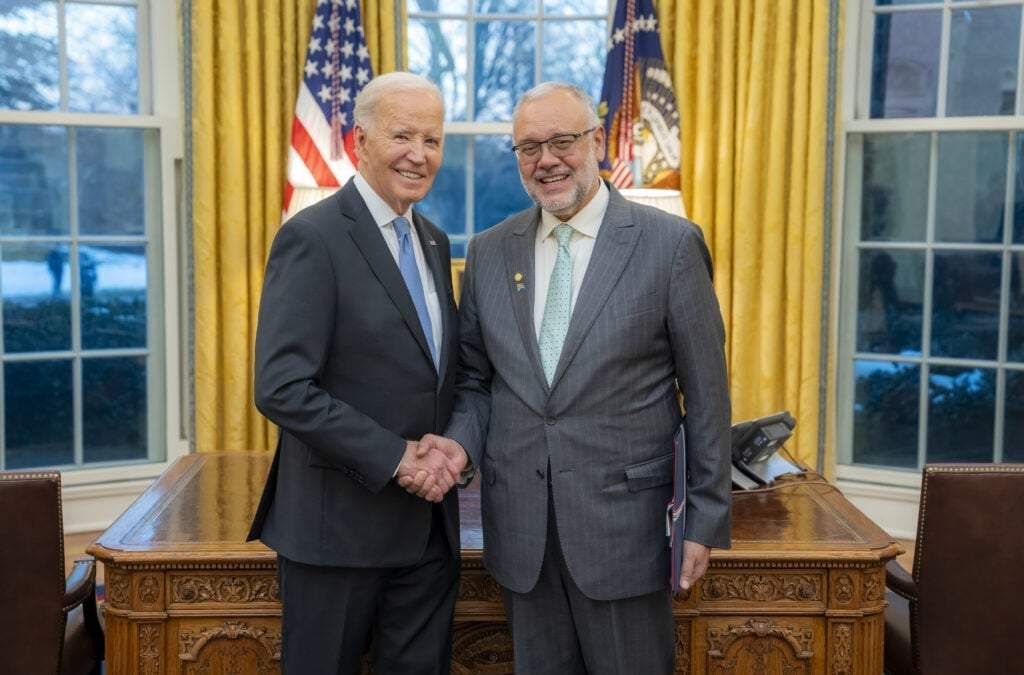 El exembajador de Sudáfrica, Ebrahim Rasool con el expresidente Joe Biden