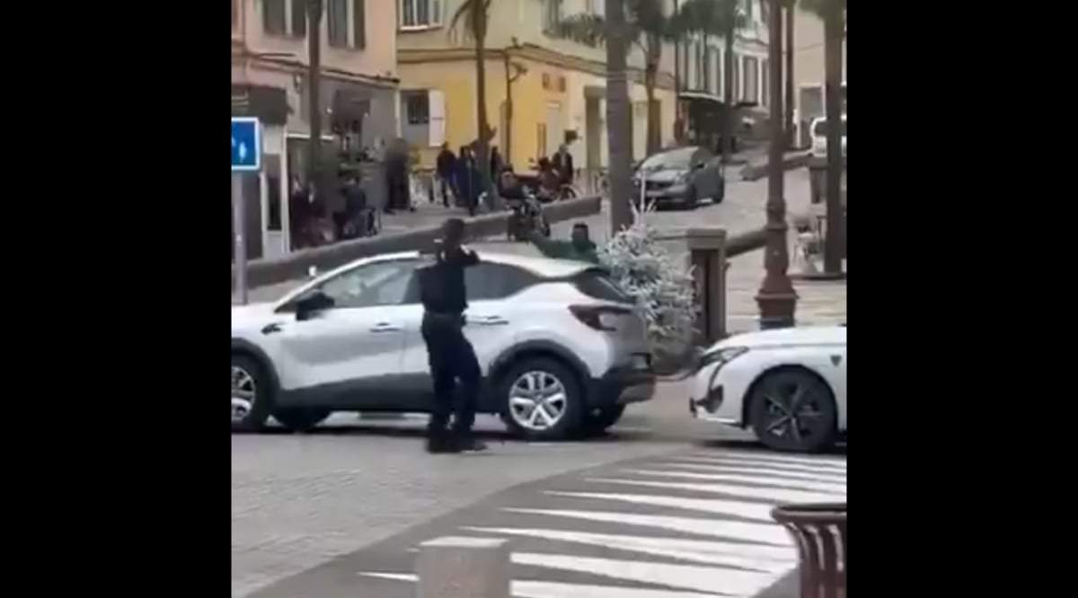 Un policía apunta su arma contra el hombre que habría amenazado a transeúntes