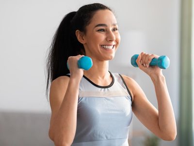 3 ejercicios súper fáciles para tonificar hombros y tener unos brazos de hierro