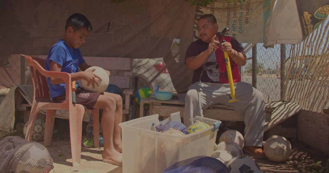 Manjarrez con su hijo. Entrega y lucha. Foto Cortesía de la producción
