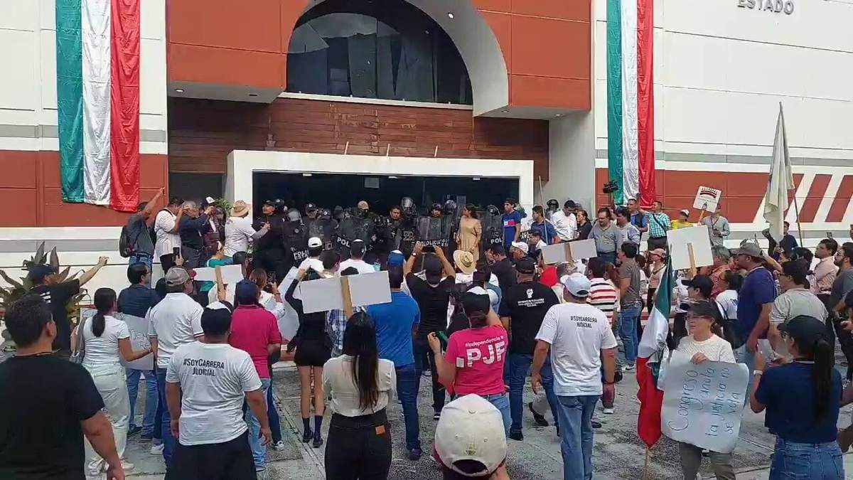 Trifulca en Congreso de Colima